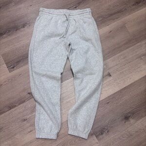 TNA aritzia Light Gray cuffed Sweatpants size medium